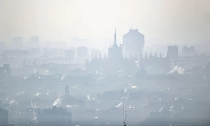 Smog nad Mediolanem w północnych Włoszech